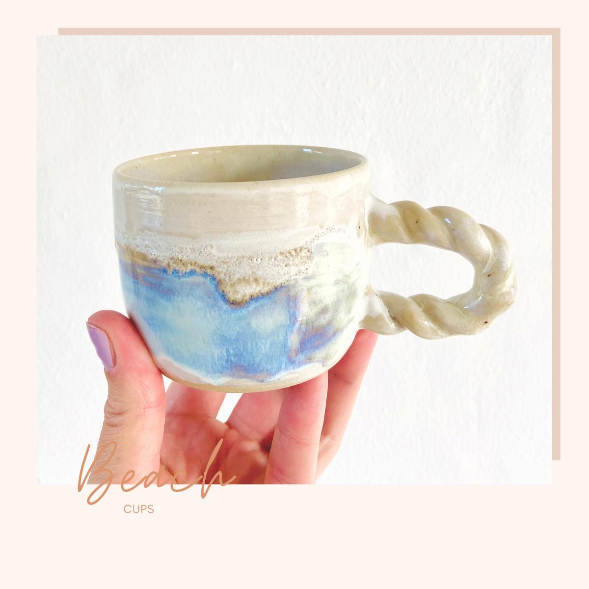 Keramik kop med hank fra Clay by Tina Marie - Beach