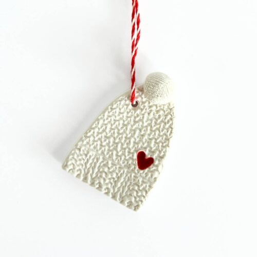 Keramik julepynt<br> Strikket julehue med hjerte<br/>